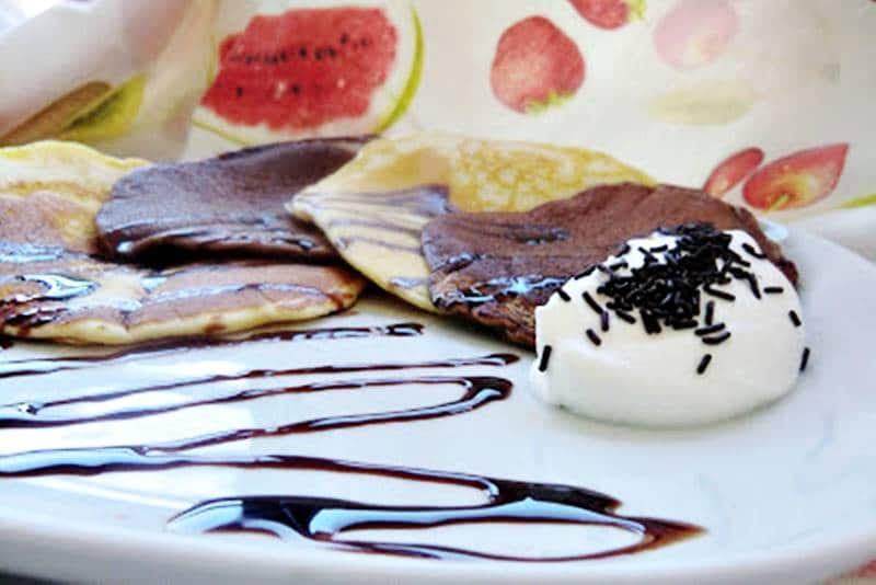 tortitas bicolor con chocolate y nata presentación tortitas bicolor con chocolate y nata presentación