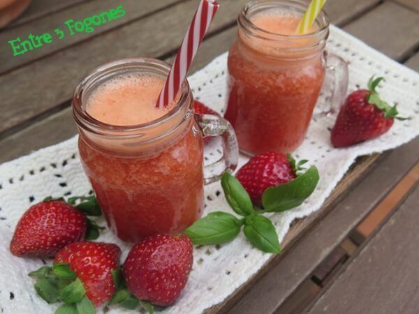 Bebidas y Cremas para el Día Mundial de la Hidratación Smoothie de Fresas con Naranja y Albahaca Smoothie de Fresas con Naranja y Albahaca Entre 3 Fogones