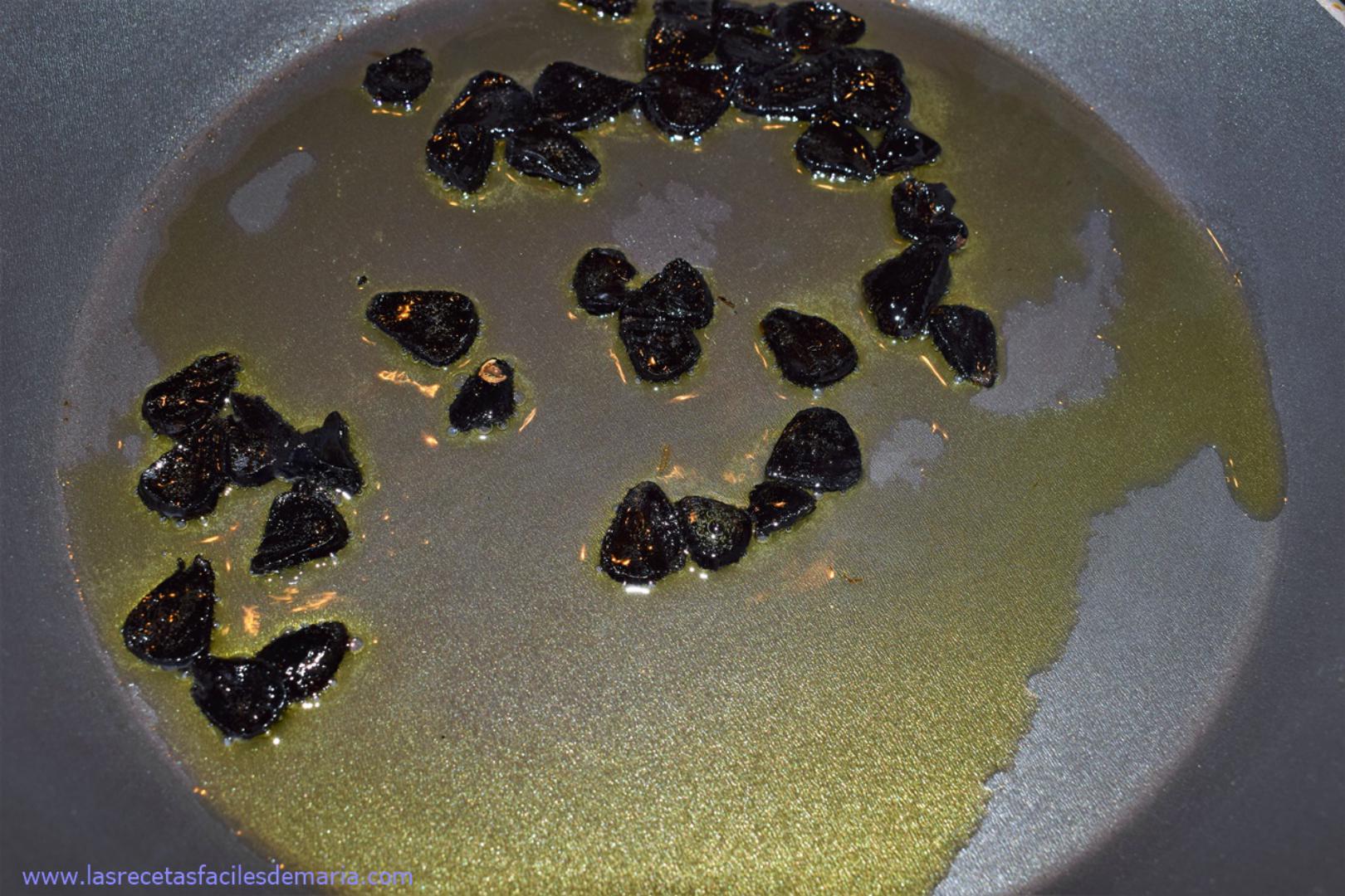 Borraja con Chips de Ajo Negro