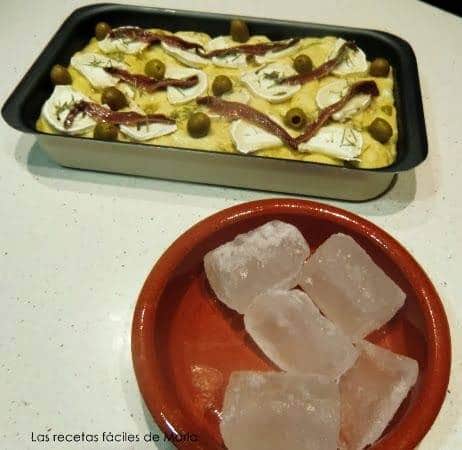 focaccia de anchoas, aceitunas y queso rulo con hielo para horno