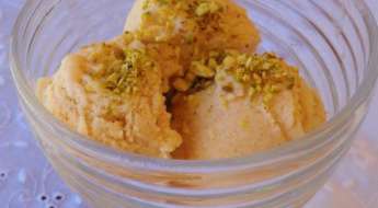 helado de albaricoques y cardamomo con crujiente de pistachos