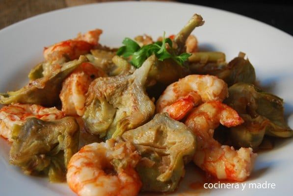 Alcachofas con langostinos Cocinera y Madre 