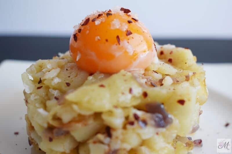Yema de huevo a baja temperatura con patatas a lo pobre sin foie